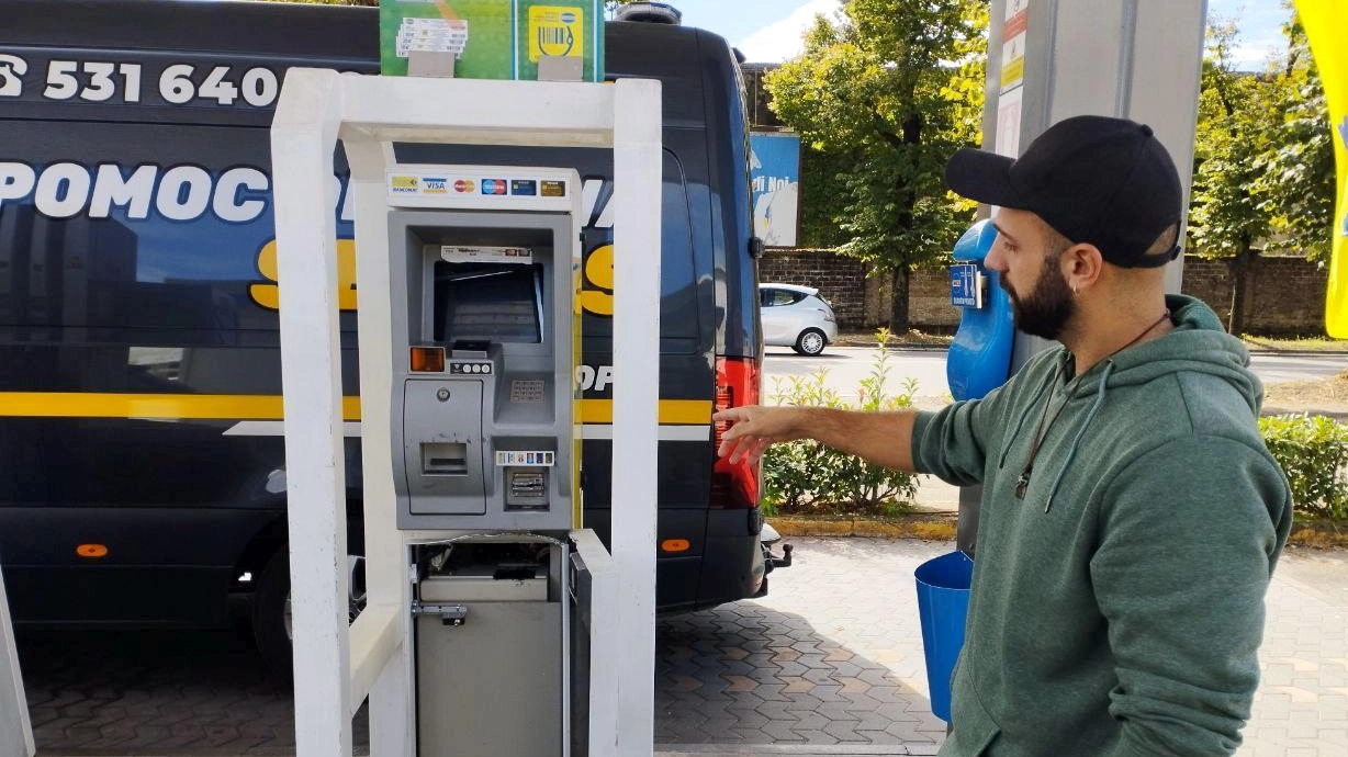 Distributore di carburante chiuso a Viale Montegrappa dopo tentativo di furto fallito. Ladri hanno distrutto apparecchiature, causando disagi agli automobilisti.