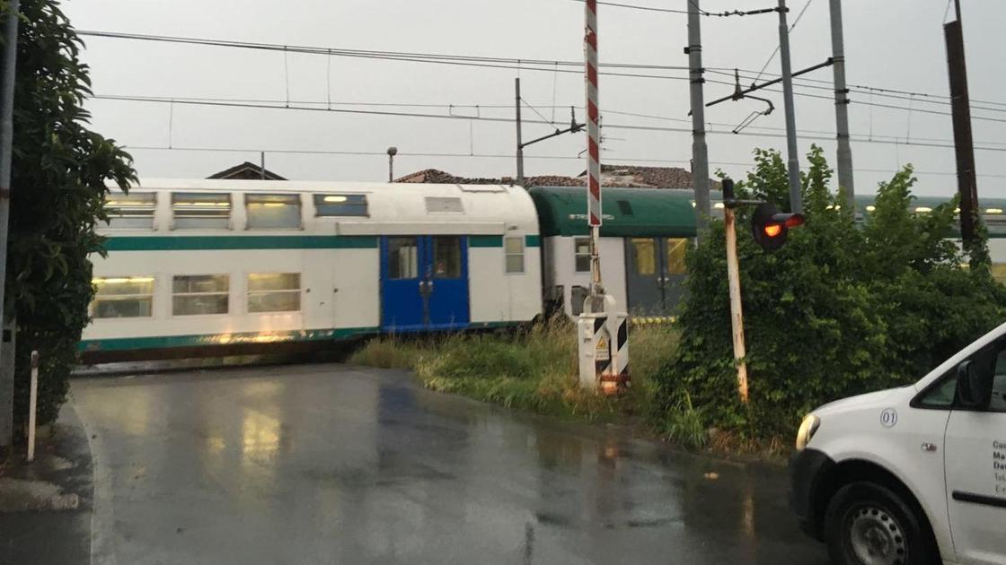 Macchinista del treno trova le sbarre aperte. Pericolo scampato