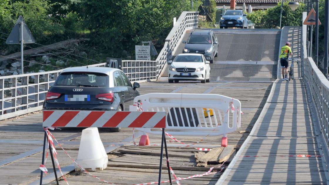 Assi staccate sul ponte di Bereguardo, le auto sono a rischio. Ma i lavori si fanno attendere
