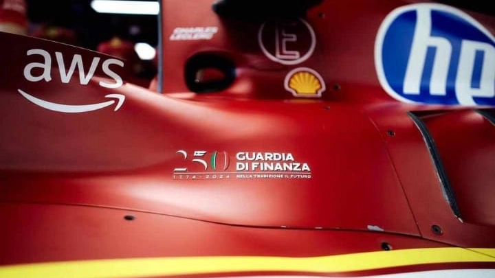 Il logo dei 250 anni della Gdf sulla Ferrari