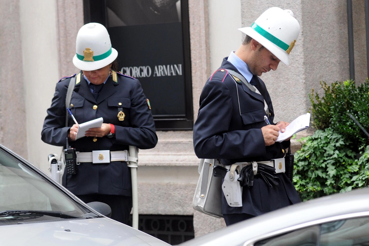 Milano, ghisa intenti a multare in centro città