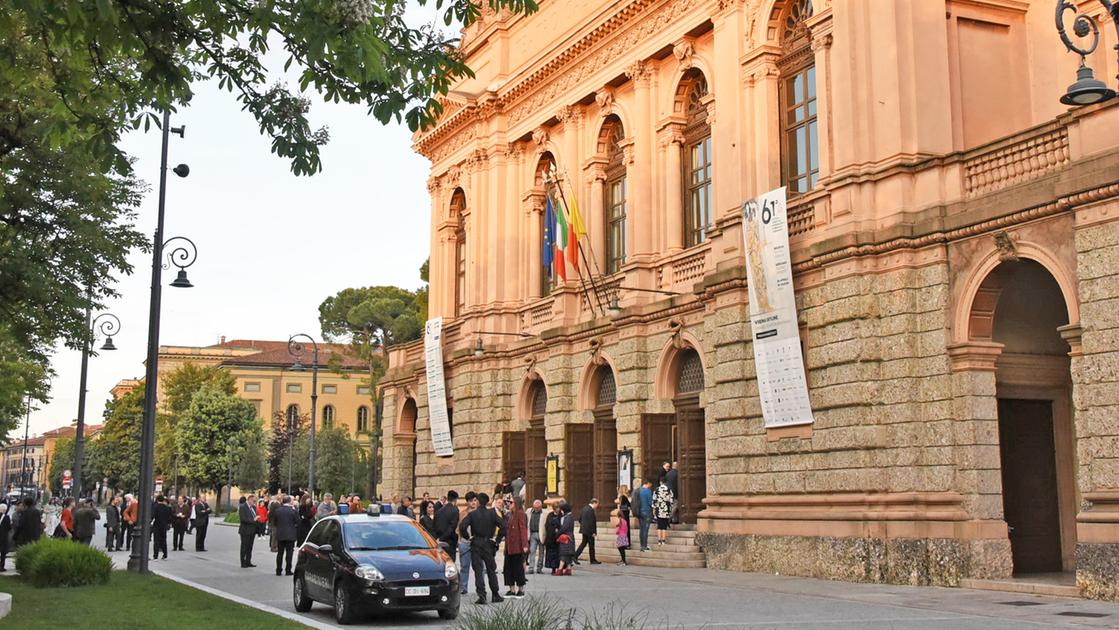 Bergamo, ladri in azione al teatro Donizetti: via con l’incasso del bar