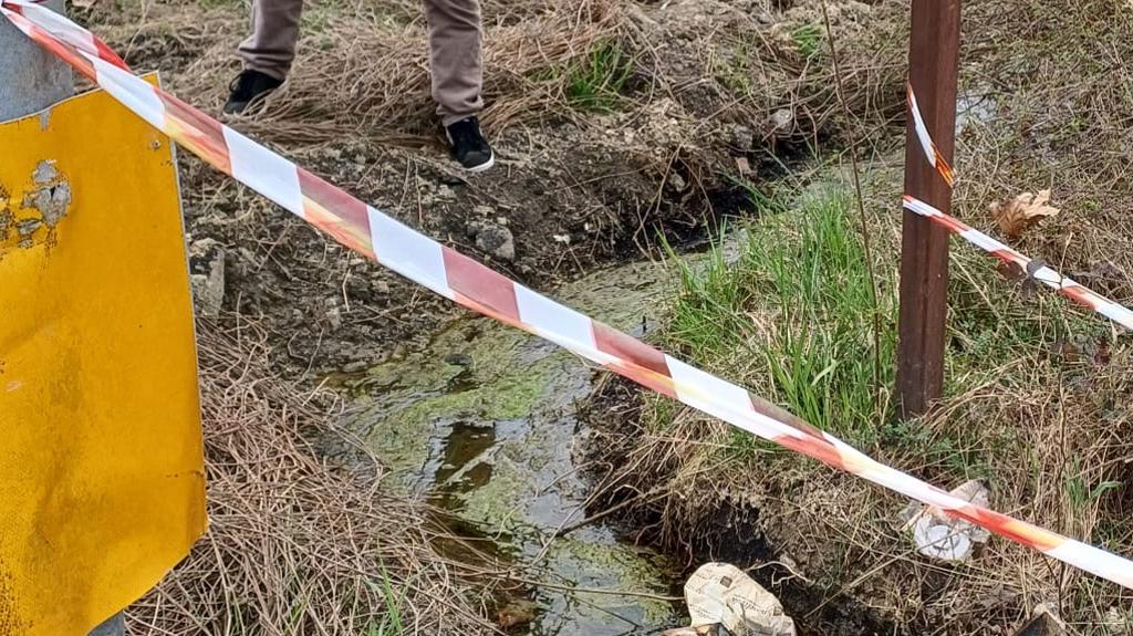 Guasto alla condotta, a Rozzano un lago di acqua potabile. Un lampione ostacola la riparazione: “Spreco assurdo”