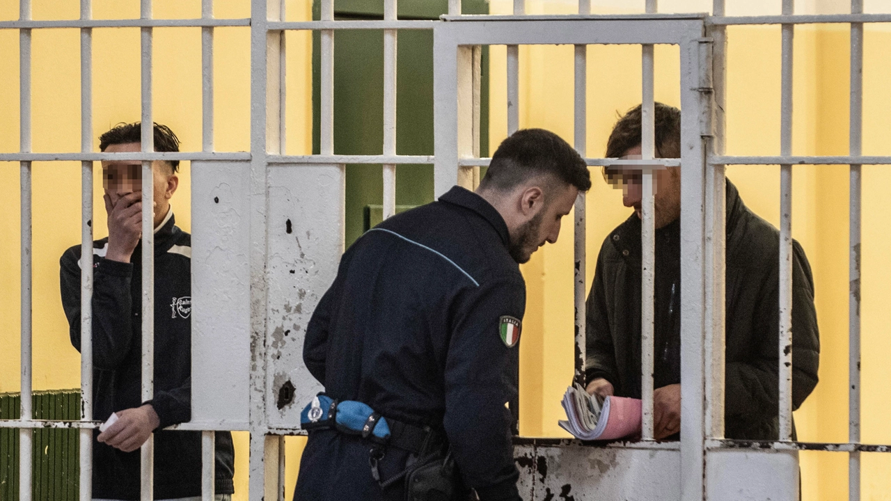 Gli agenti nel carcere milanese di San Vittore