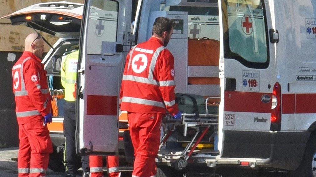 Un'ambulanza (foto d'archivio)