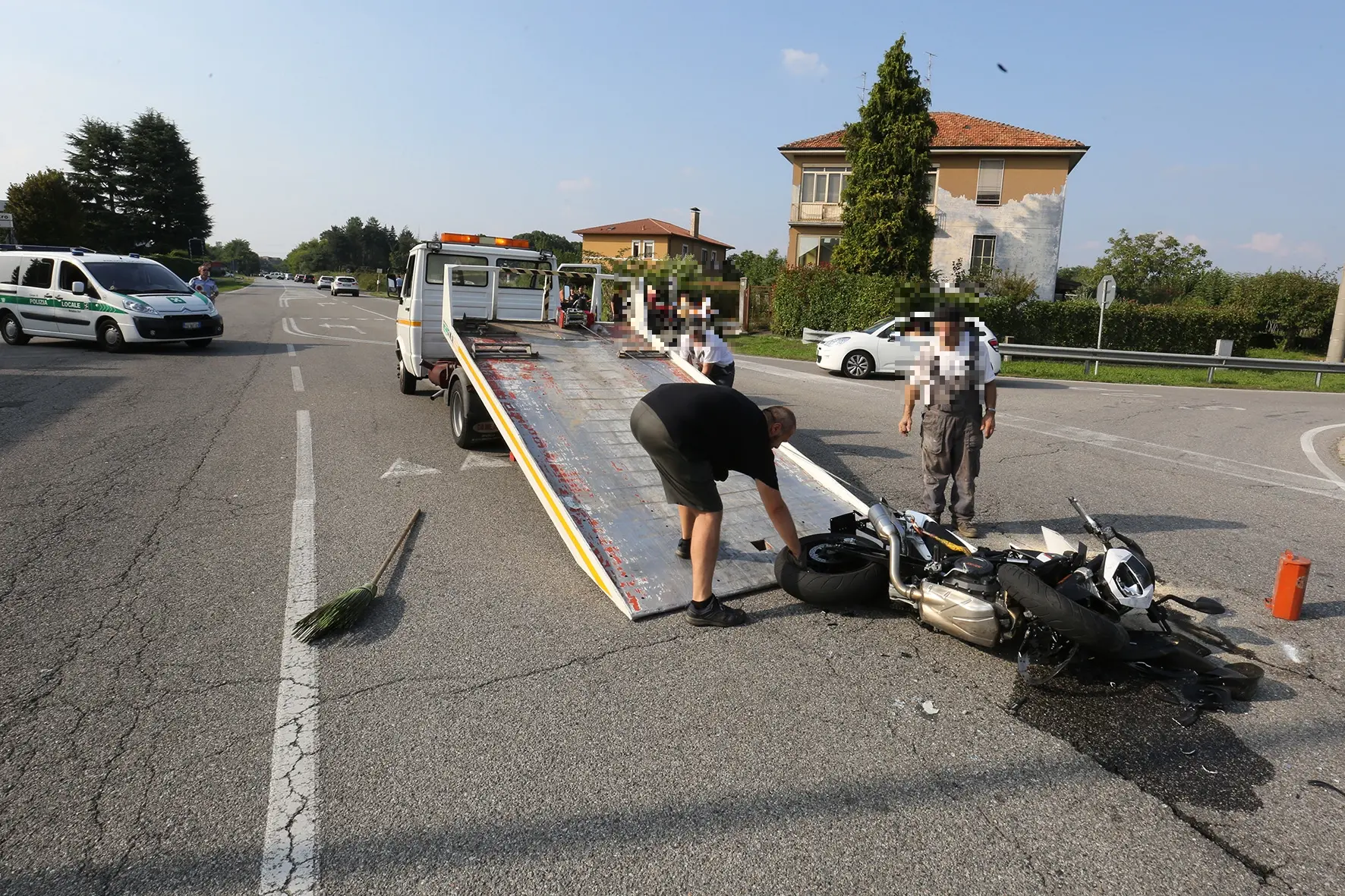 Incidente a Bellusco, moto si scontra con auto e finisce sotto un camion di passaggio: gravissimo 40enne