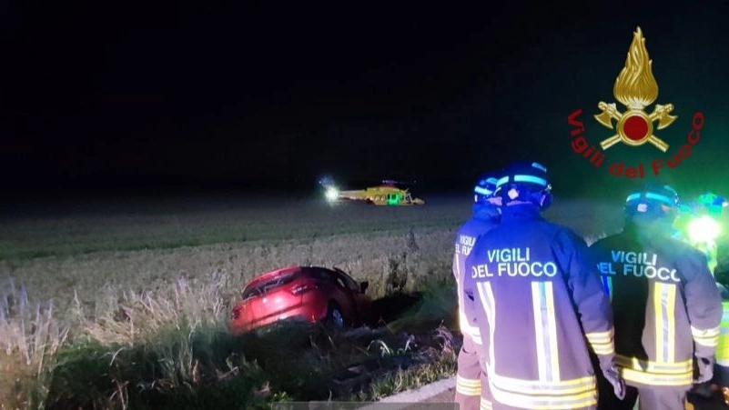 Incidente a Copiano, un'auto finisce in un campo: i vigili del fuoco in azione