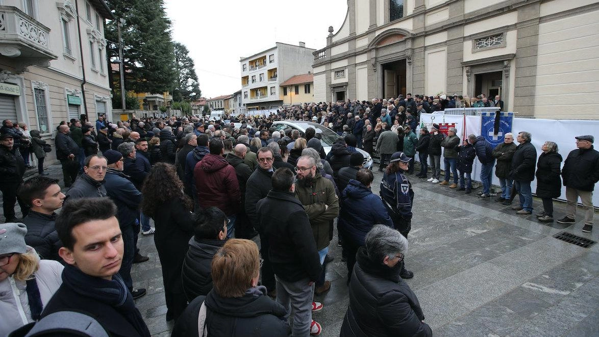 Più di mille persone tra la chiesa e la piazza si sono strette attorno alla famiglia