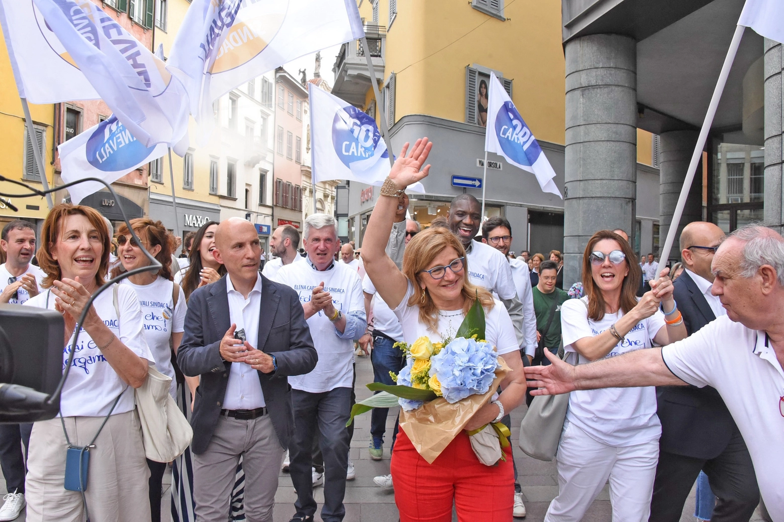 Elena Carnevali si dirige a Palazzo Frizzoni, circondata dai supporter