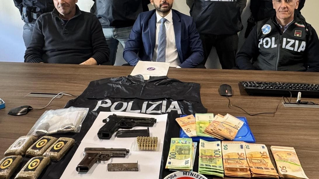 Al centro attorniato dai collaboratori il commissario Francesco Castaldo dirigente della Mobile La droga arrivava in Italia da Ventimiglia