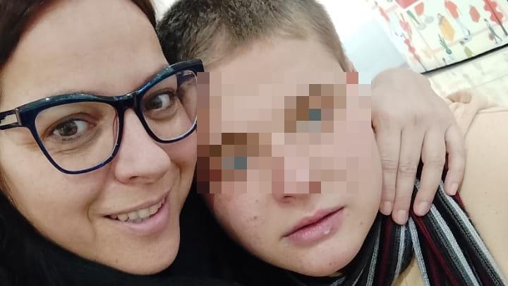 Figlio autistico e disabile, ma niente educatori né assistenza domiciliare: “Abbandonati a noi stessi”