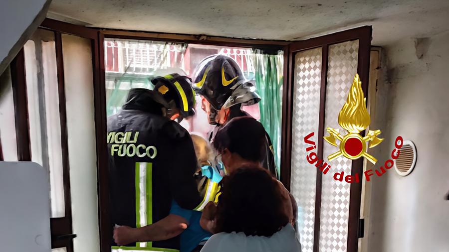 Protezione civile all’opera. Salvata dai vigili del fuoco coppia di anziani disabili bloccata nel seminterrato