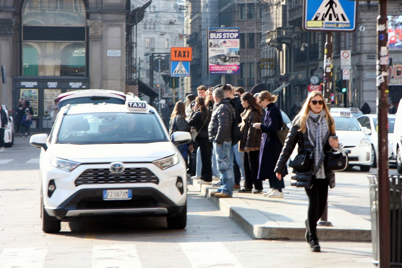 Taxi a Milano (Archivio)