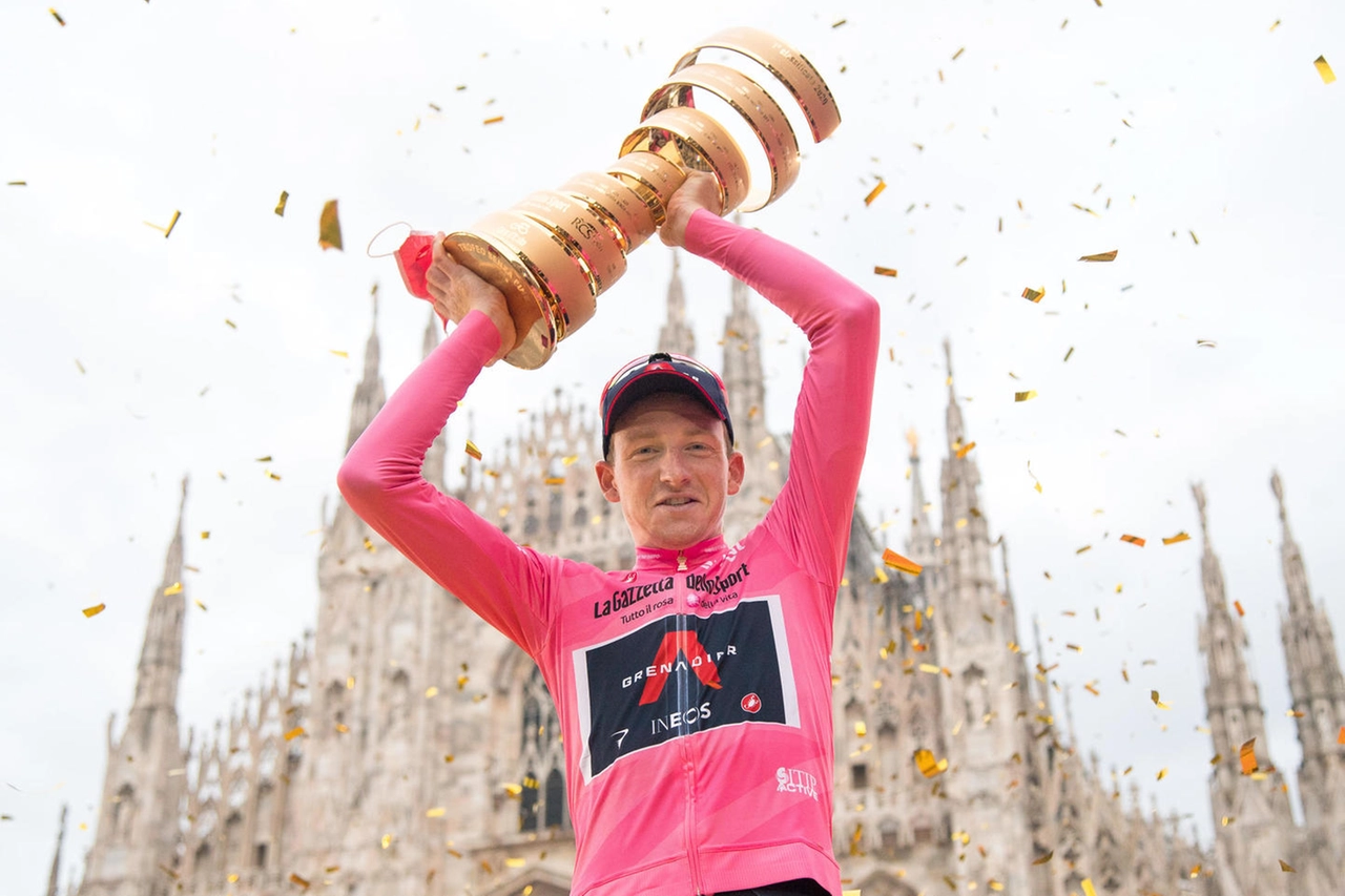 Tao Geoghegan Hart festeggia il Giro d'Italia 2020 in piazza Duomo (Ansa)