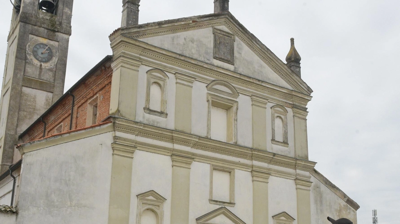 Doppia incursione sia nella casa parrocchiale che nella chiesa di San Bartolomeo apostolo a Vellezzo Bellini, per un bottino che...