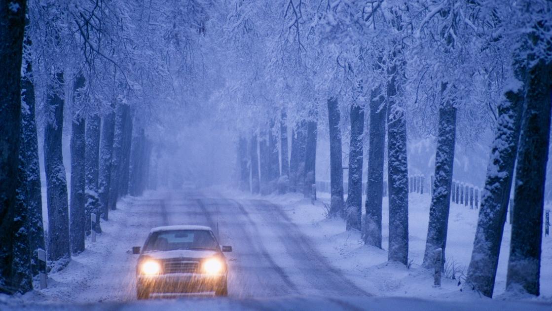 Freddo e neve a Milano e in Lombardia, sciabolata artica e auto: cosa fare (e non) per guidare sicuri in città e in montagna