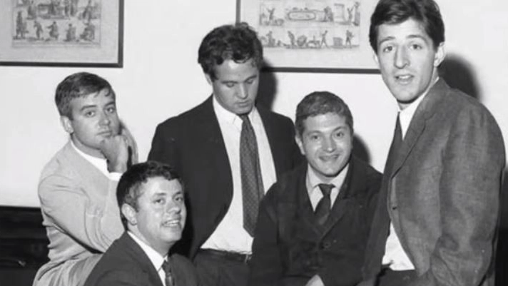 I protagonisti dei primi anni ’60 del Derby. Da sinistra: Cochi Ponzoni, Lino Toffolo, Renato Pozzetto, Bruno Lauzi e Giorgio Gaber