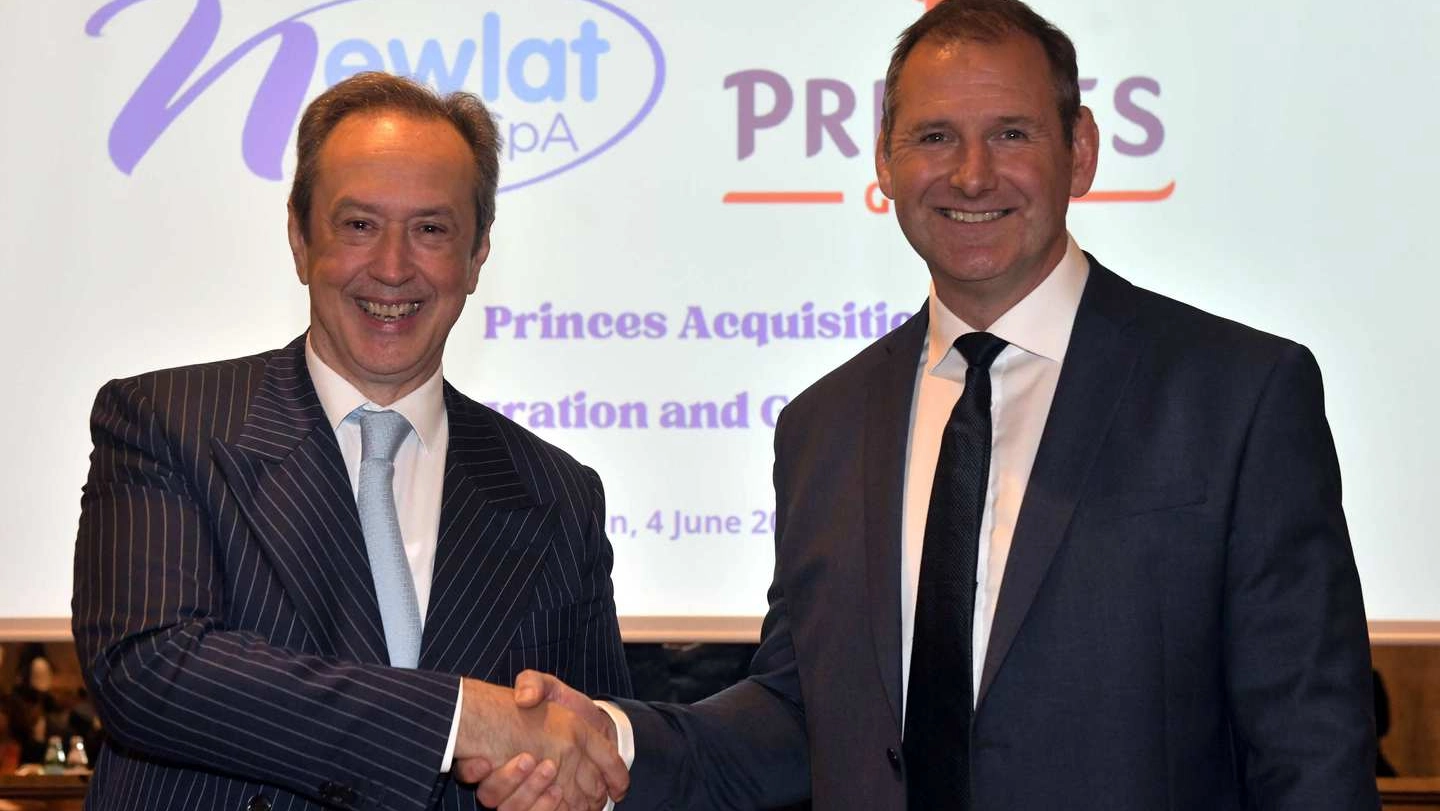 Angelo Mastrolia (a sinistra) presidente Newlat con Simon Harrison ceo della Princes Limited group alla presentazione dell’acquisizione