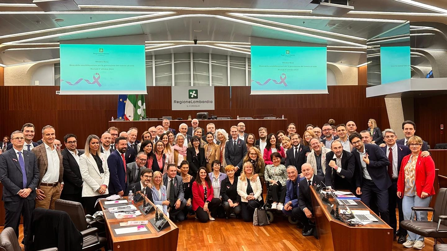 Ottobre 'rosa' in Regione Lombardia (Foto facebook Massimo Vizzardi)