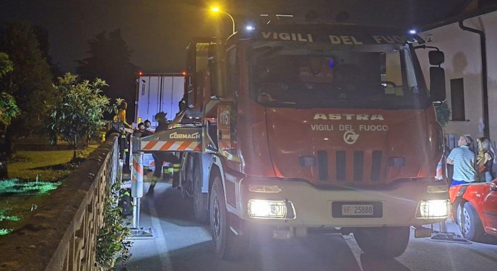 Verderio, camionista si incastra nella strettoia: lo liberano i vigili del fuoco