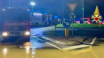 Maltempo, crolla muro sui binari a Besana Brianza: soccorsi 60 passeggeri di un treno