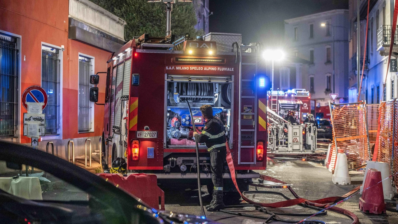 Incendio attivita commerciale via Ermenegildo Cantoni 3 