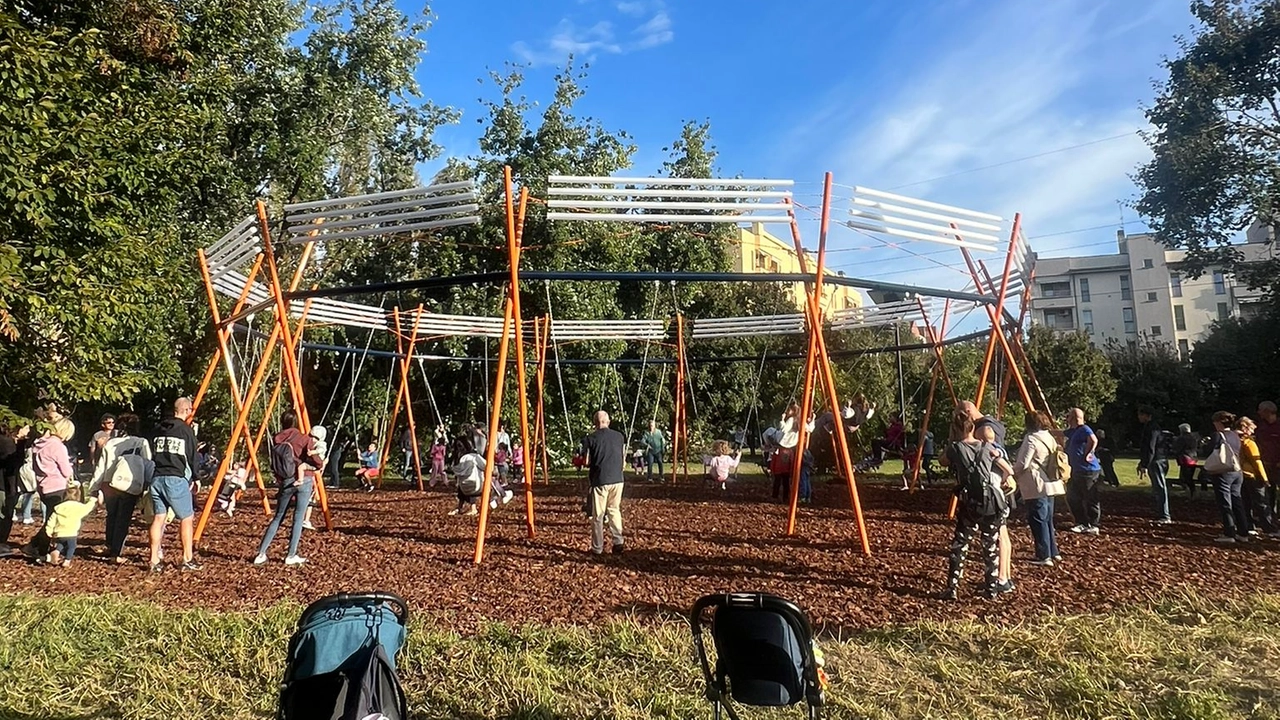 A Buccinasco inaugurata l'altalena Swing