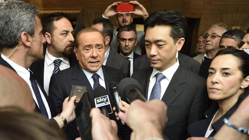 Il broker Bee Taechaubol con Silvio Berlusconi. L'operazione annunciata alla fine non andò in porto