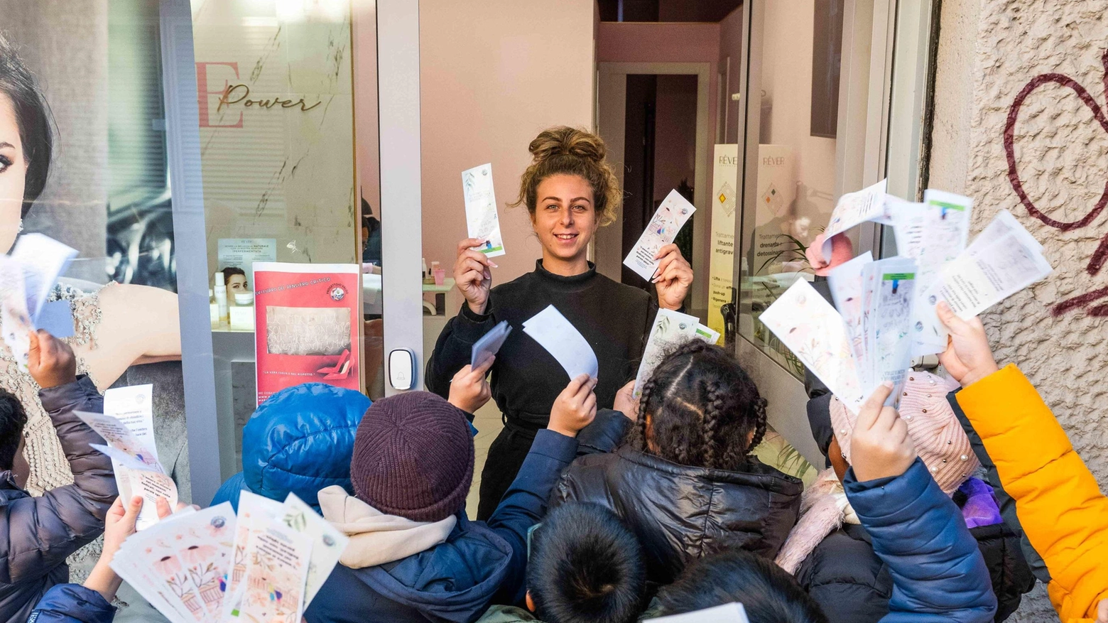 Bimbi contro la violenza sulle donne. Frasi e disegni in dono ai passanti: "Parte da qui il rispetto dell’altro"