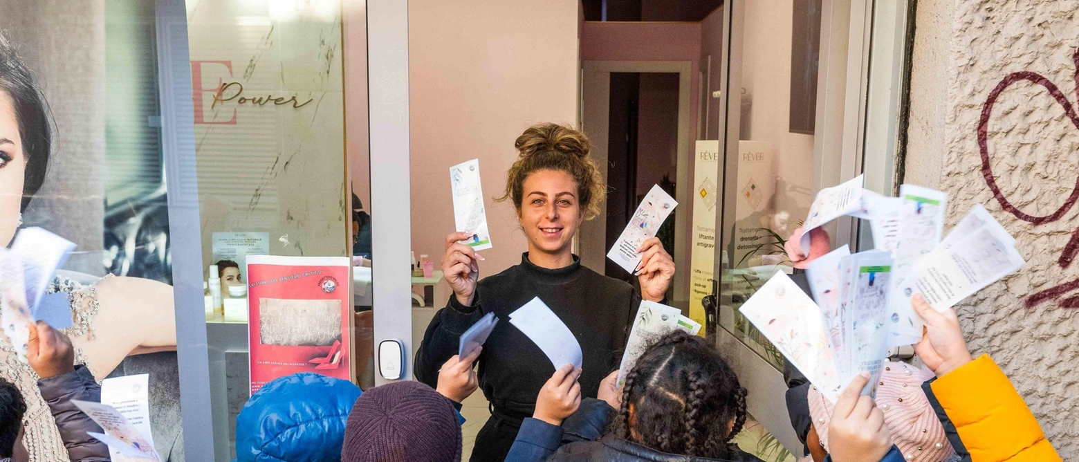 Gorla, alunni di otto anni “in missione“ nelle strade del quartiere per consegnare i loro messaggi speciali. La docente Maria Amantea ha fondato il progetto “Io valgo“. La prossima settimana la mostra e il laboratorio.