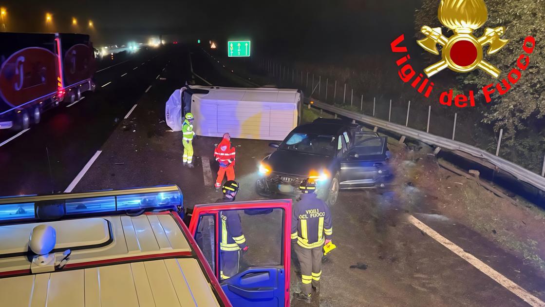 Schianto frontale con un camion. Il giovane sull’auto è gravissimo