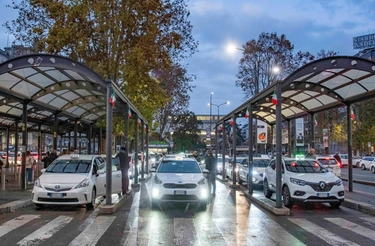 Bando per 450 licenze taxi a Milano, arrivate più di 700 richieste: quando avremo più auto bianche?