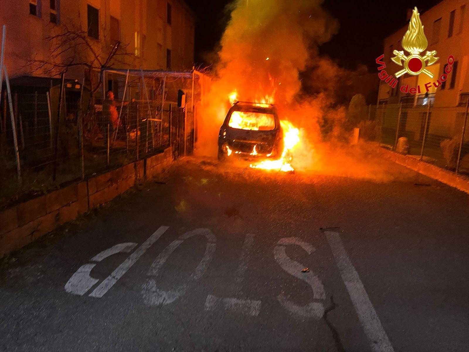 Sant’Angelo Lodigiano, auto parcheggiata va a fuoco: accertamenti in corso