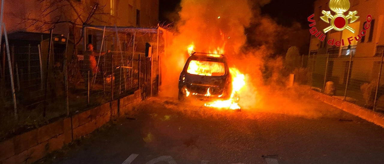 Sant’Angelo Lodigiano, auto parcheggiata va a fuoco: accertamenti in corso