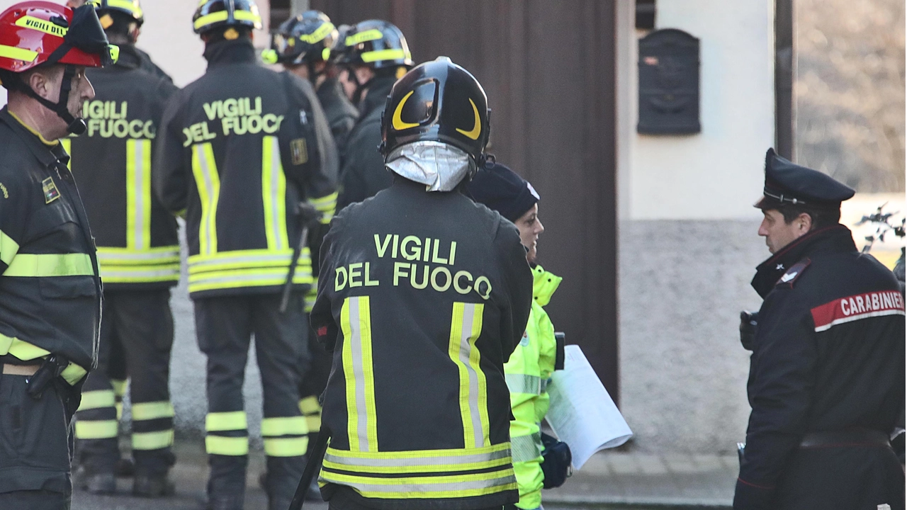 Vigili del fuoco e carabinieri in azione (foto repertorio)