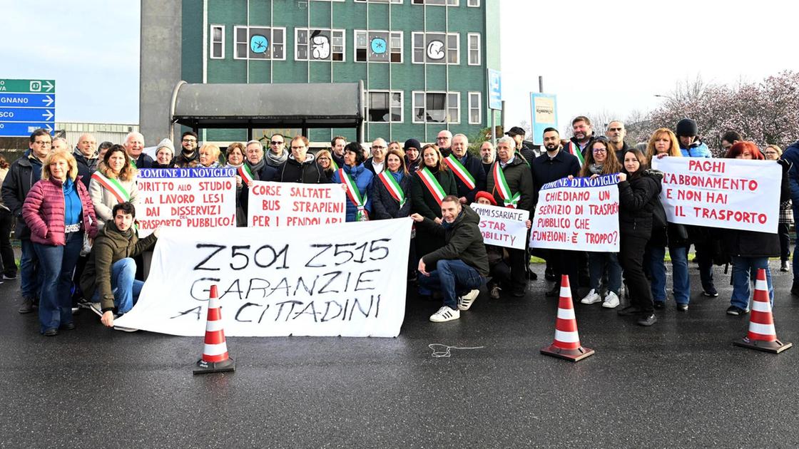 Noviglio, caos mezzi pubblici: "Paghiamo l’abbonamento ma gli autobus non ci sono"