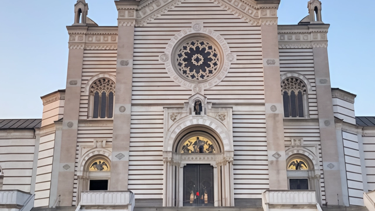 Il Cimitero Monumentale di Milano, un museo a cielo aperto, ha visto l'asta di tre edicole funerarie con offerte che hanno superato i milioni di euro, dimostrando il valore artistico e storico delle tombe.