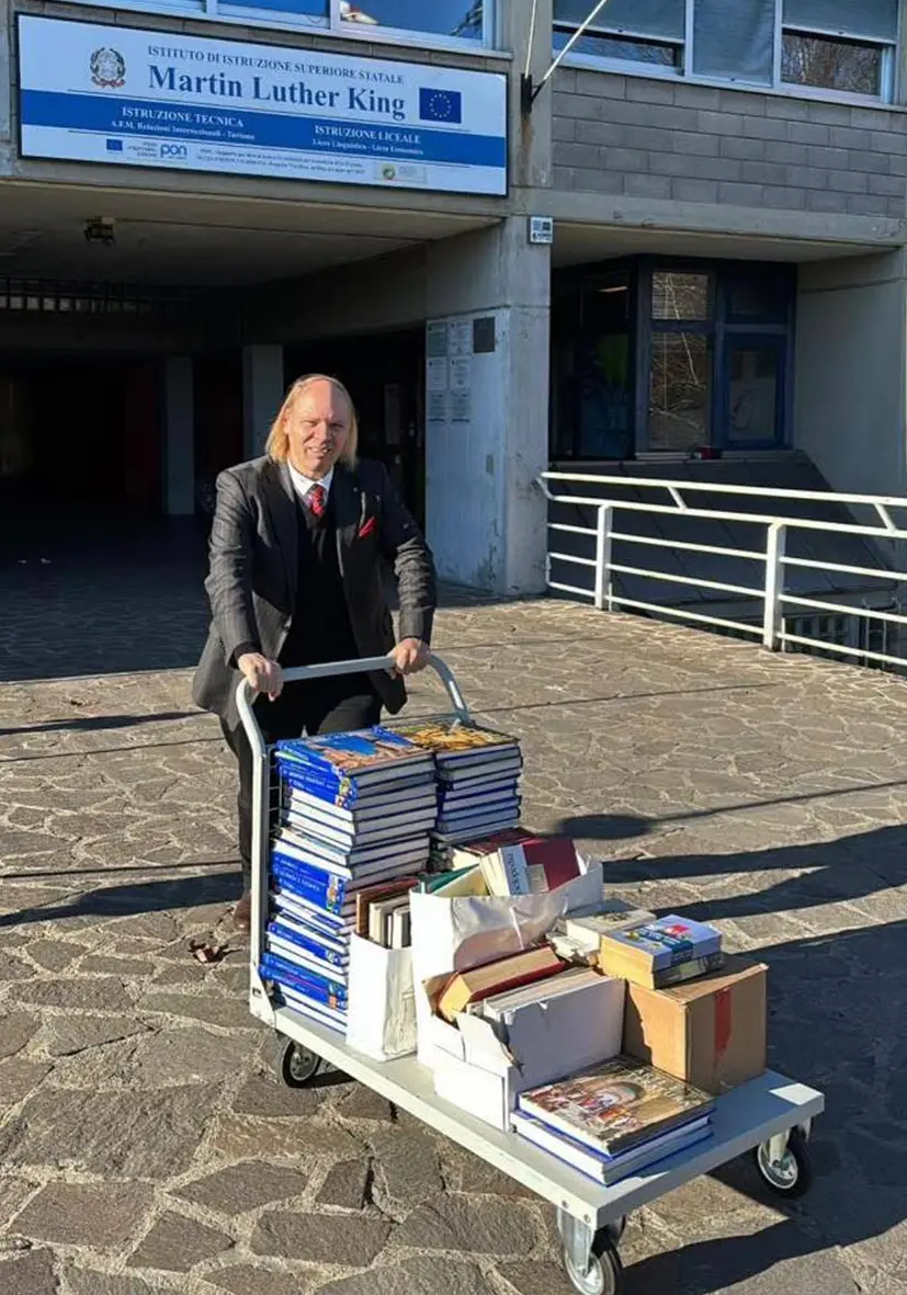 Il professore bannato sui social, Alessio Varisco plurititolato ma scomodo: “Mi batto contro i falsi nobili”