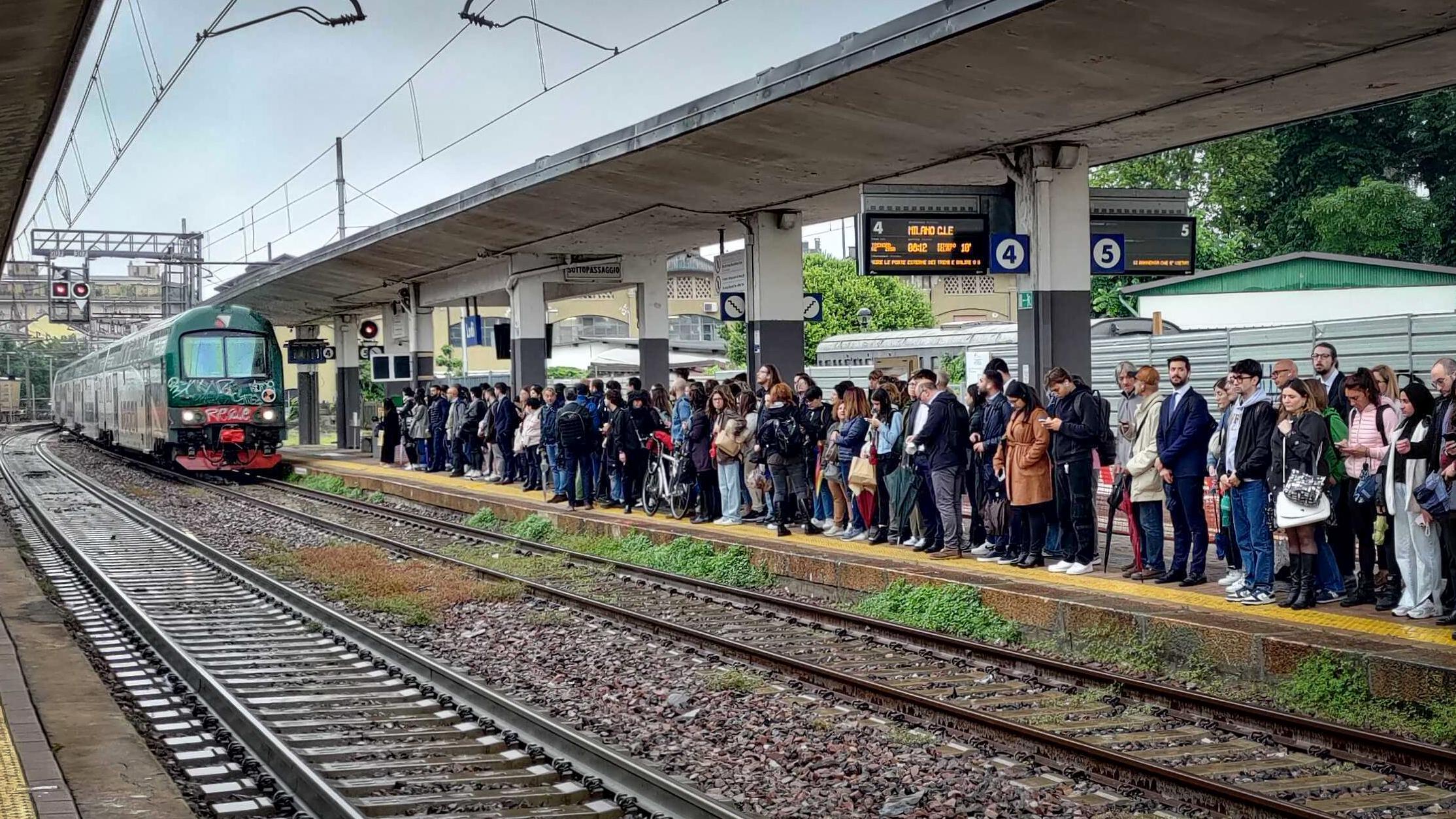 Due guasti in poche ore sulla Milano Genova, decine di treni soppressi o in ritardo. L’ironia dei pendolari: “Gomblotto”