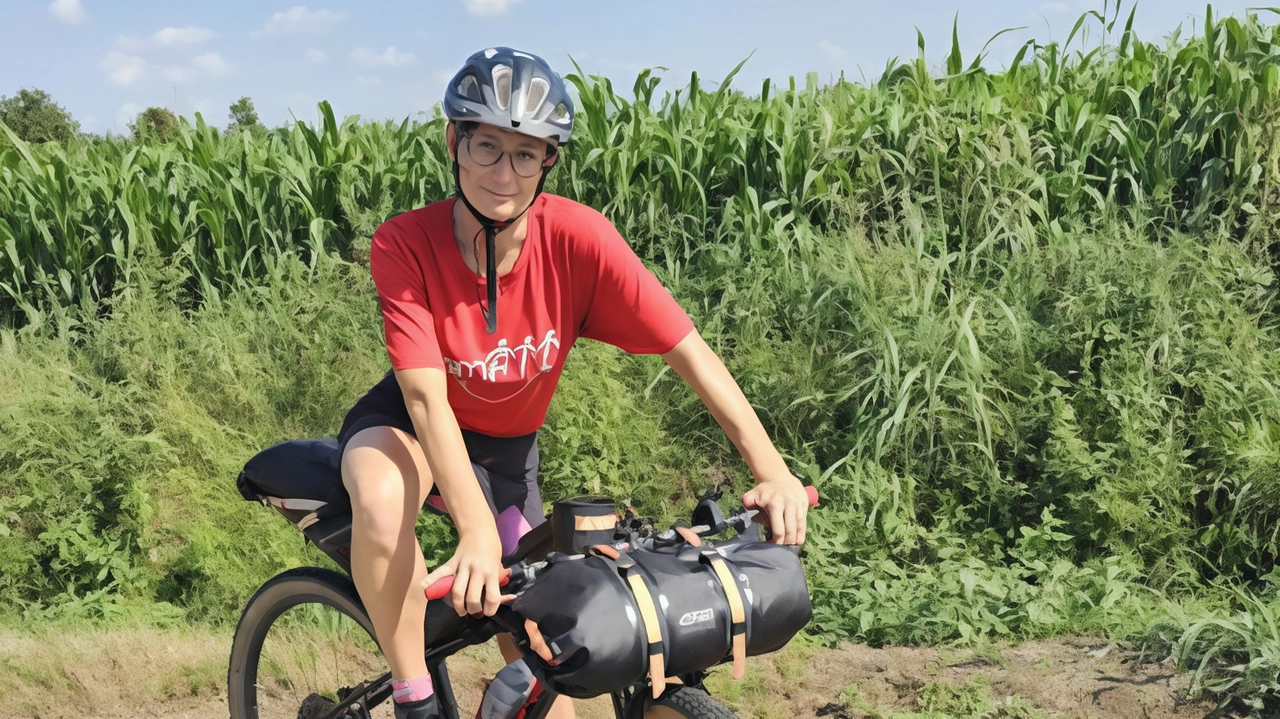 Simona Casana, 50 anni, bresciana, percorrerà 850 km in bicicletta per sostenere l'Ail contro leucemie e linfomi. L'iniziativa benefica "PedAILiamo Insieme" mira a finanziare le Case AIL per pazienti onco-ematologici. Partenza il 14 settembre da Brescia, arrivo a Pesaro il 21 e ritorno il 22. La pedalata solitaria sarà supportata da Givi Bike e Fiab.