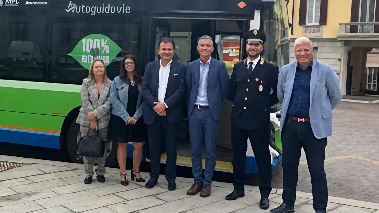 A Pavia, l'introduzione di bus elettrici e a metano sta rivoluzionando la mobilità urbana e extraurbana, con l'obiettivo di ridurre le emissioni e migliorare la qualità dell'aria. Autoguidovie punta a una flotta green di 58 mezzi per un futuro sostenibile e all'insegna dell'innovazione.