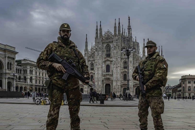 Militari in piazza Duomo (Archivio)