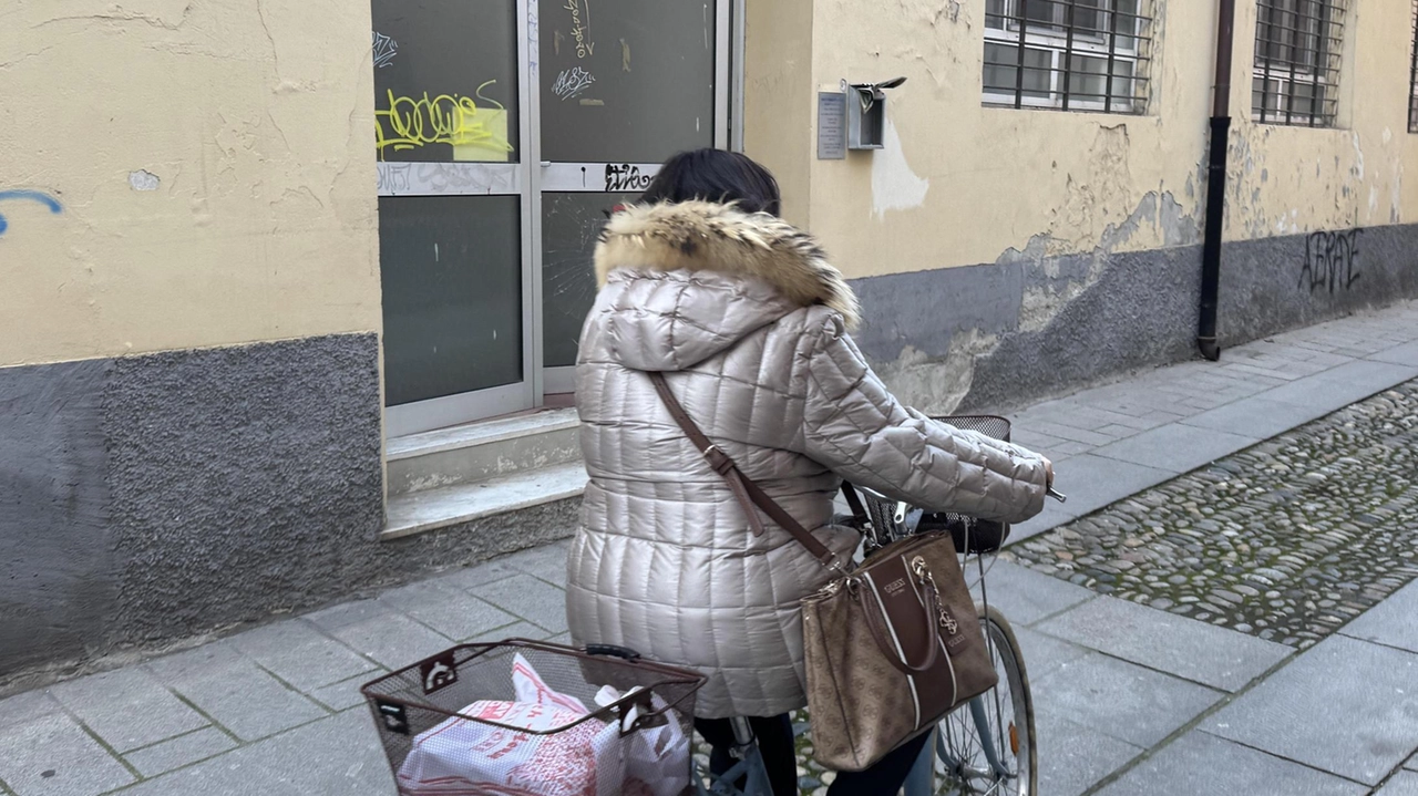 La porta a vetri aperta e i cocci sugli scalini dell’edificio dove campeggia una targa: scuola per studenti lavoratori....