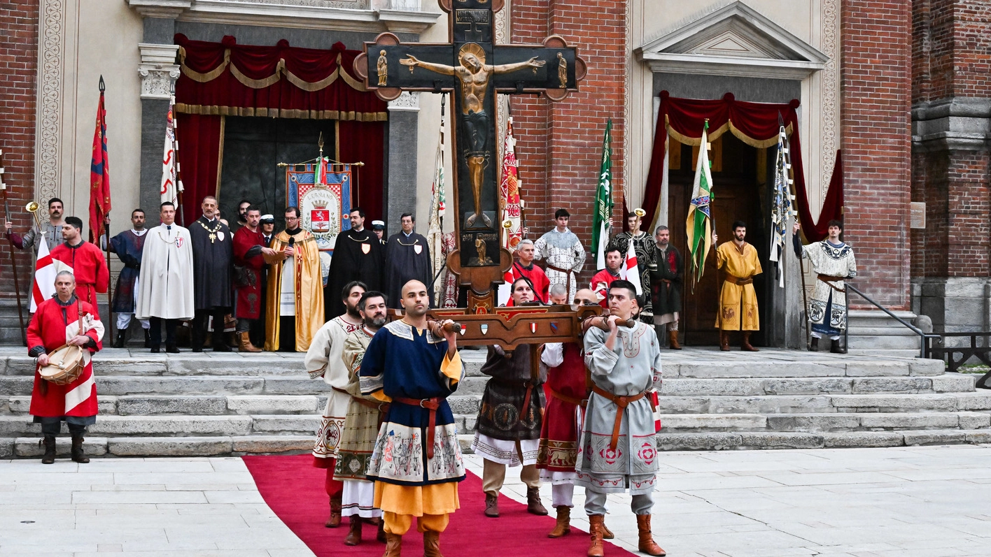 La Traslazione della Croce di Ariberto d’Intimiano nella basilica (Pubblifoto)
