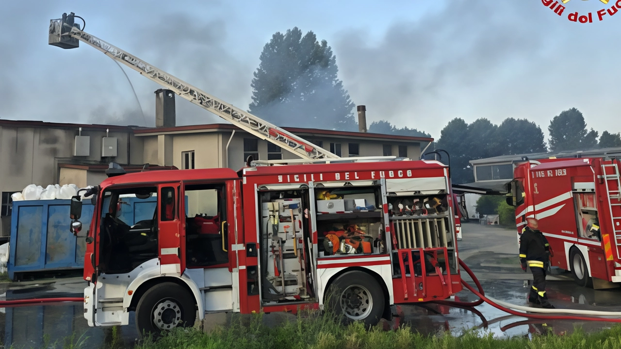 Per l'incendio in via Manzoni a Carugo, sono intervenuti i vigili del fuoco e carabinieri