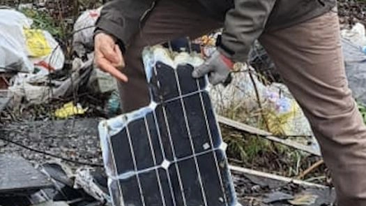 Parco Agricolo Sud: decine di pannelli solari abbandonati sulla strada che collega Rozzano ad Assago