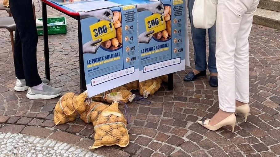 La “spesa” contro la marginalità. Banchetti davanti alle chiese. Si dà una mano a chi ha bisogno