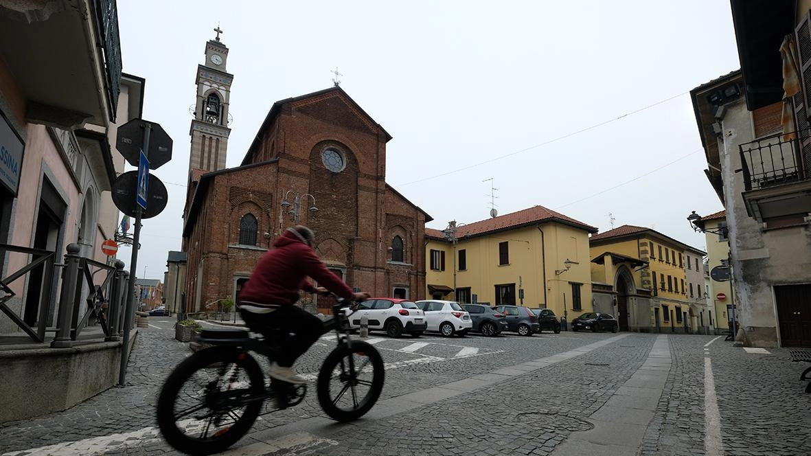 Una distesa di capannoni e laboratori artigianali a cavallo fra l’area monzese, il Varesotto e il Comasco con due chicche come il Santuario della Beata Vergine di San Damiano e il settecentesco Palazzo Rovelli.