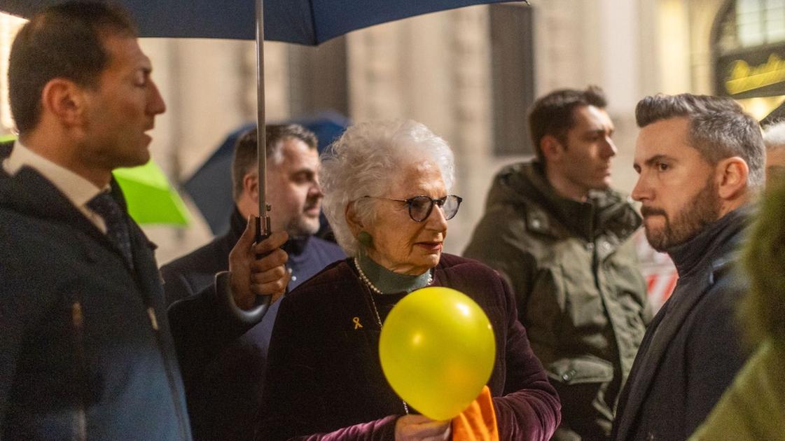 Segre in piazza Scala: solidarietà per i fratellini Bibas. “Esserci è già la risposta a qualsiasi domanda”