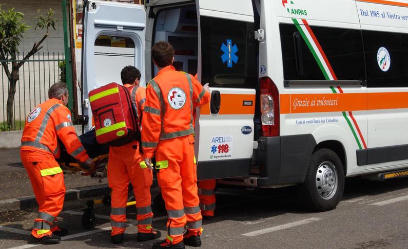 Galliavola: getta alcol sul fuoco, ustionato dal ritorno di fiamma